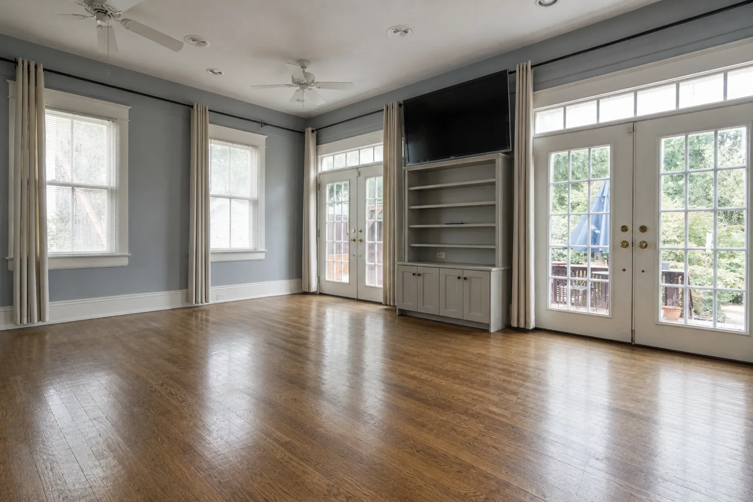 Empty blue-gray living room before AI living room design and virtual furnishing